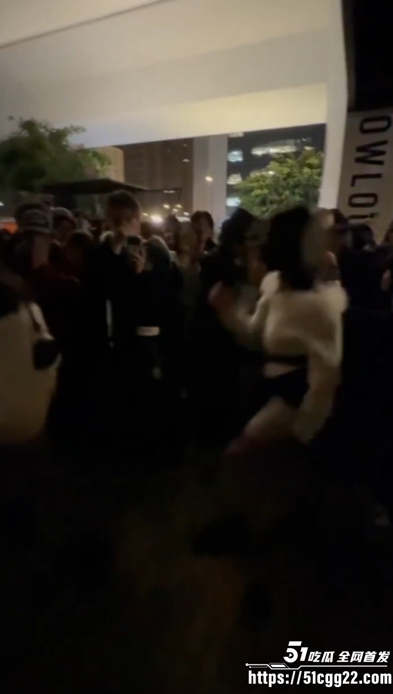 香港地铁口精神小妹霸凌事件02 香港地铁口精神小妹霸凌事件02