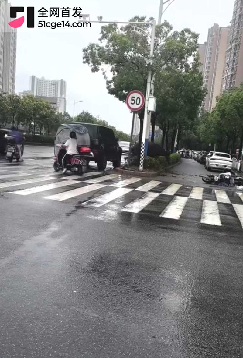 福建宁德突发疯牛狂奔事件 5 拷贝 福建宁德突发疯牛狂奔事件 5 拷贝