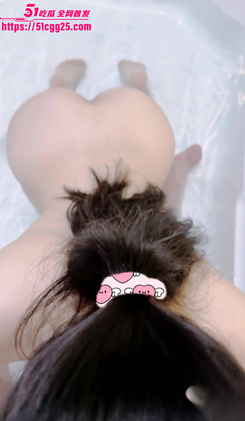 意淫自己妹妹与妹妹鸳鸯浴水中嬉戏02 意淫自己妹妹与妹妹鸳鸯浴水中嬉戏02