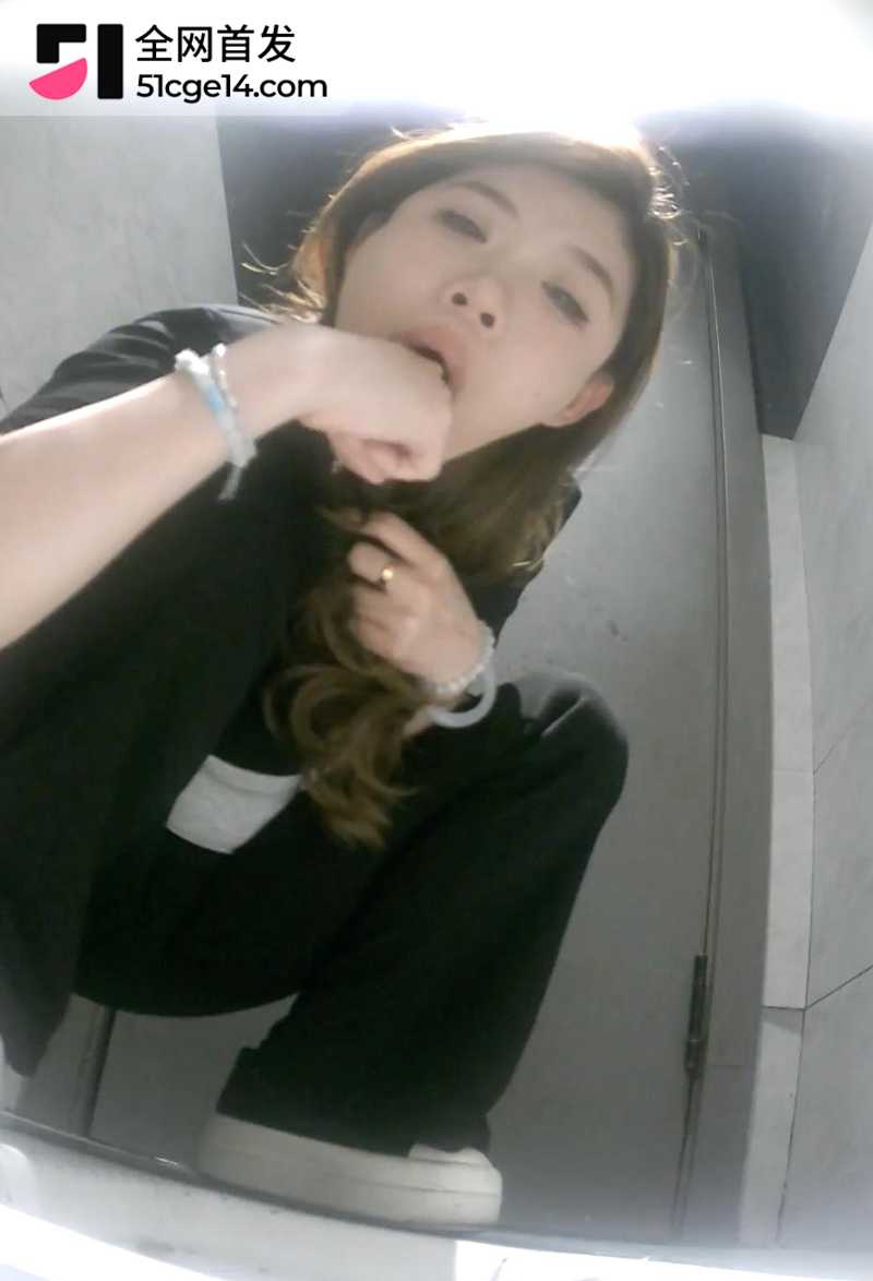 高质量酒吧女厕偷拍 5 拷贝 高质量酒吧女厕偷拍 5 拷贝