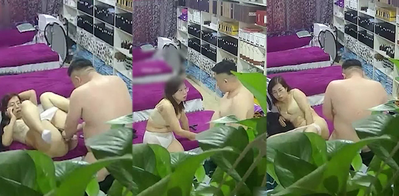 美容院监控偷拍 老板娘约炮情夫 中途老公打电话查岗一边接电话一边被玩穴！