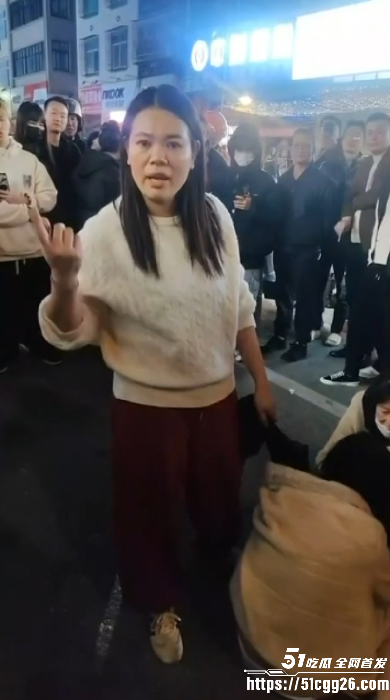 福建平潭抓奸小三被原配当街扒光衣服02 福建平潭抓奸小三被原配当街扒光衣服02
