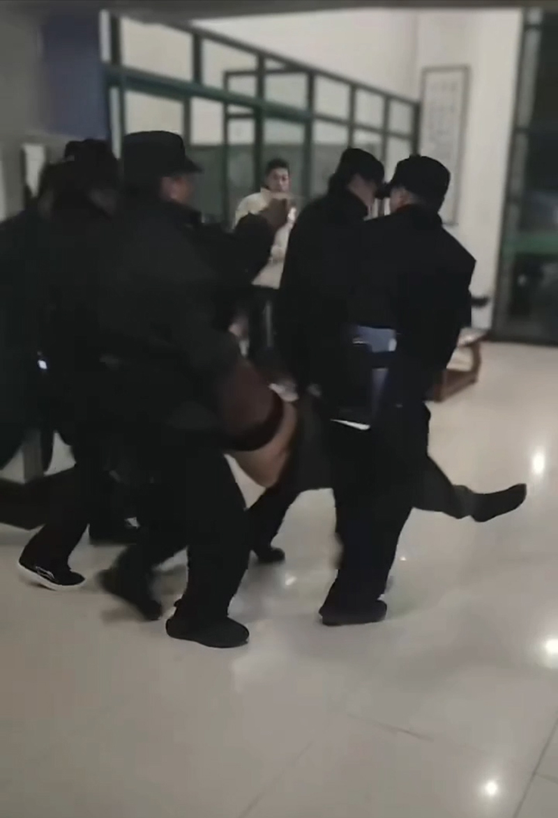 大学生熬夜写二次元小说写疯癫被抬走视频3 大学生熬夜写二次元小说写疯癫被抬走视频3