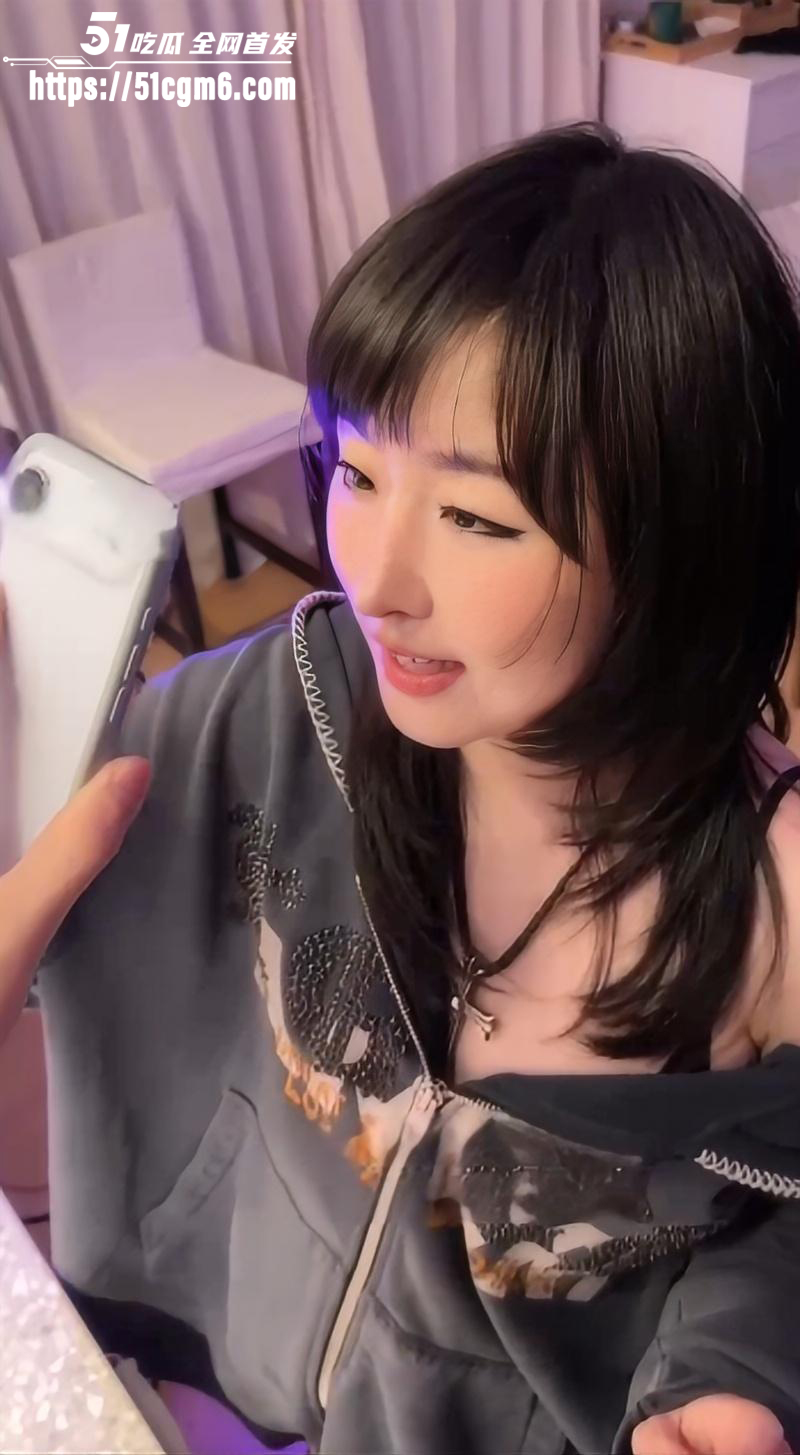 pupu噗噗新作抖音主播被小助手拍下吃鸡视频威胁01 pupu噗噗新作抖音主播被小助手拍下吃鸡视频威胁01