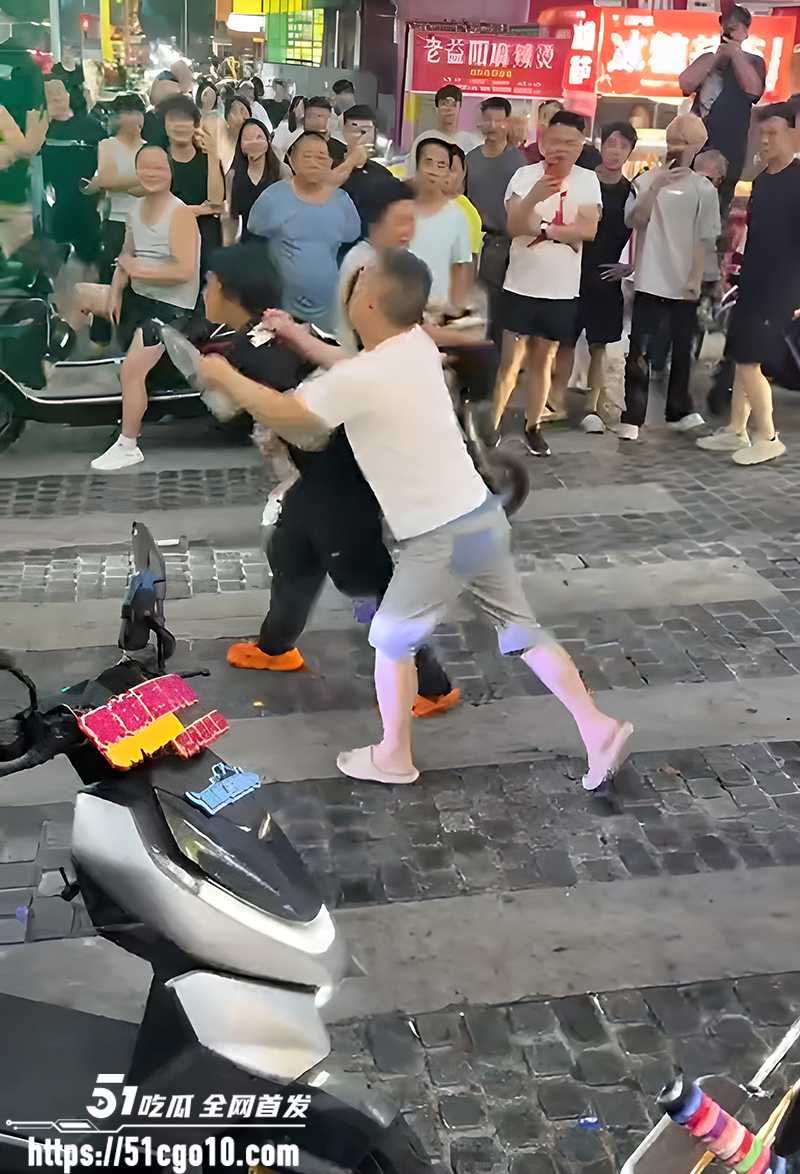 两男子当街吵架吐口水 8 拷贝 两男子当街吵架吐口水 8 拷贝