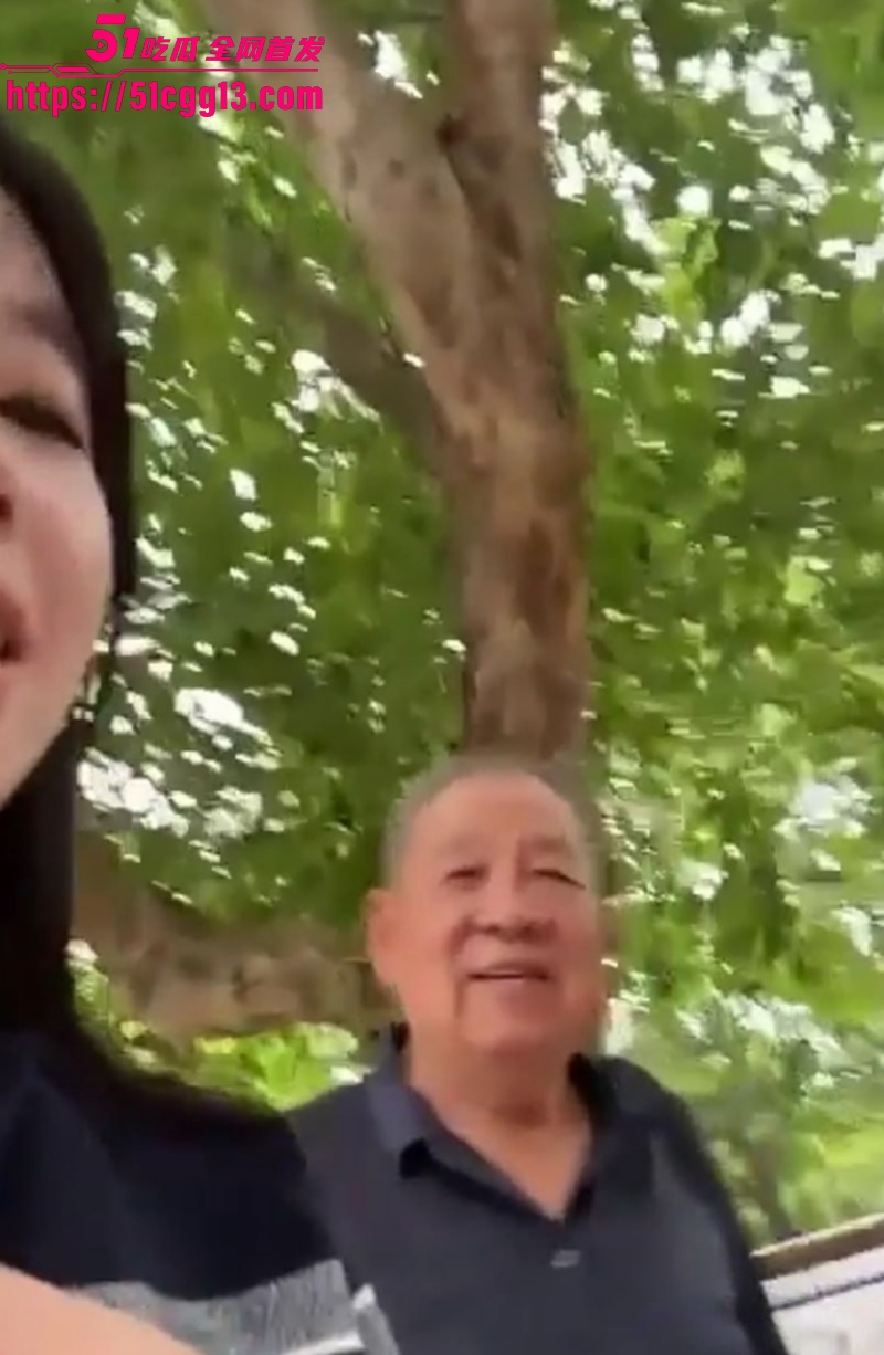 小美公园露出色诱大爷04 小美公园露出色诱大爷04