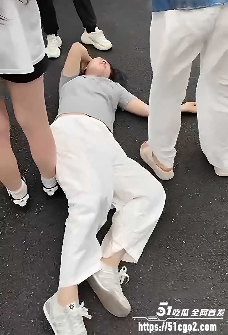 平乡金天凤凰城保安打业主视频曝光 5 拷贝 平乡金天凤凰城保安打业主视频曝光 5 拷贝
