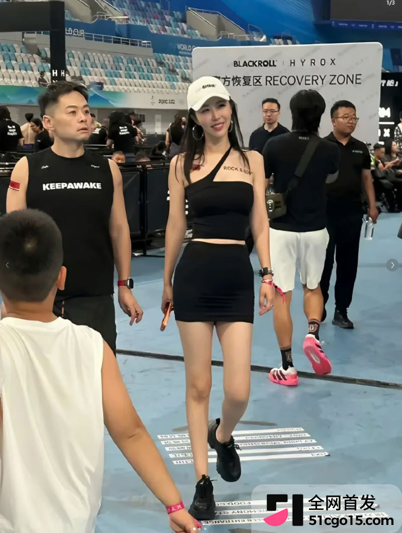 王石妻子田朴珺看台与陌生男戴同款手环 13 王石妻子田朴珺看台与陌生男戴同款手环 13