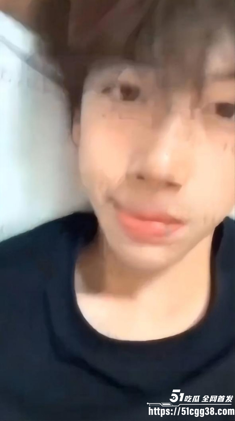 抖音Gay网红小王睡醒了楼梯视频07 抖音Gay网红小王睡醒了楼梯视频07