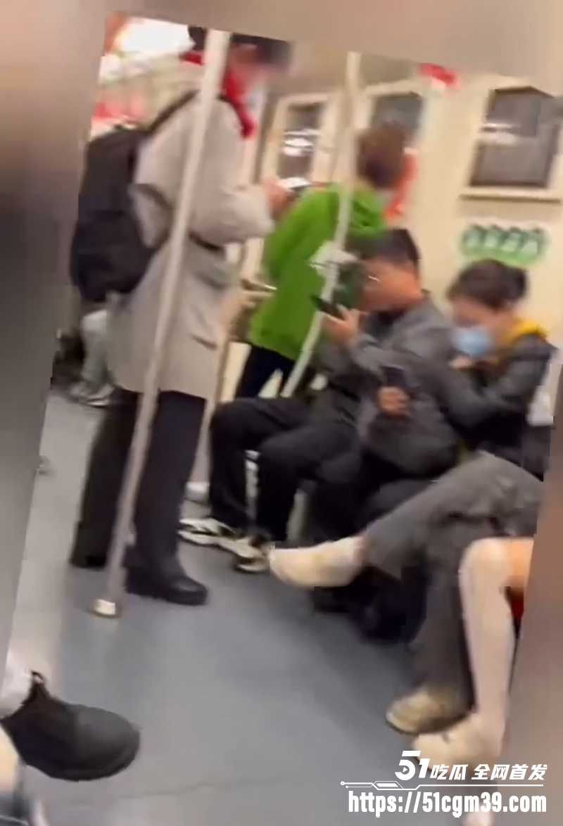 地铁精神小伙偷摸女孩下体被拍 3 拷贝 地铁精神小伙偷摸女孩下体被拍 3 拷贝