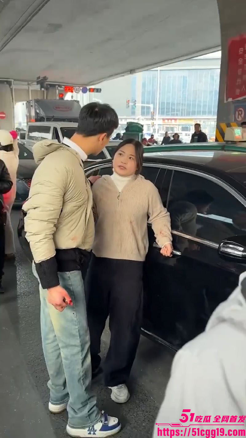 郑州奔驰E300L渣男出轨被原配当街抓奸 5 郑州奔驰E300L渣男出轨被原配当街抓奸 5