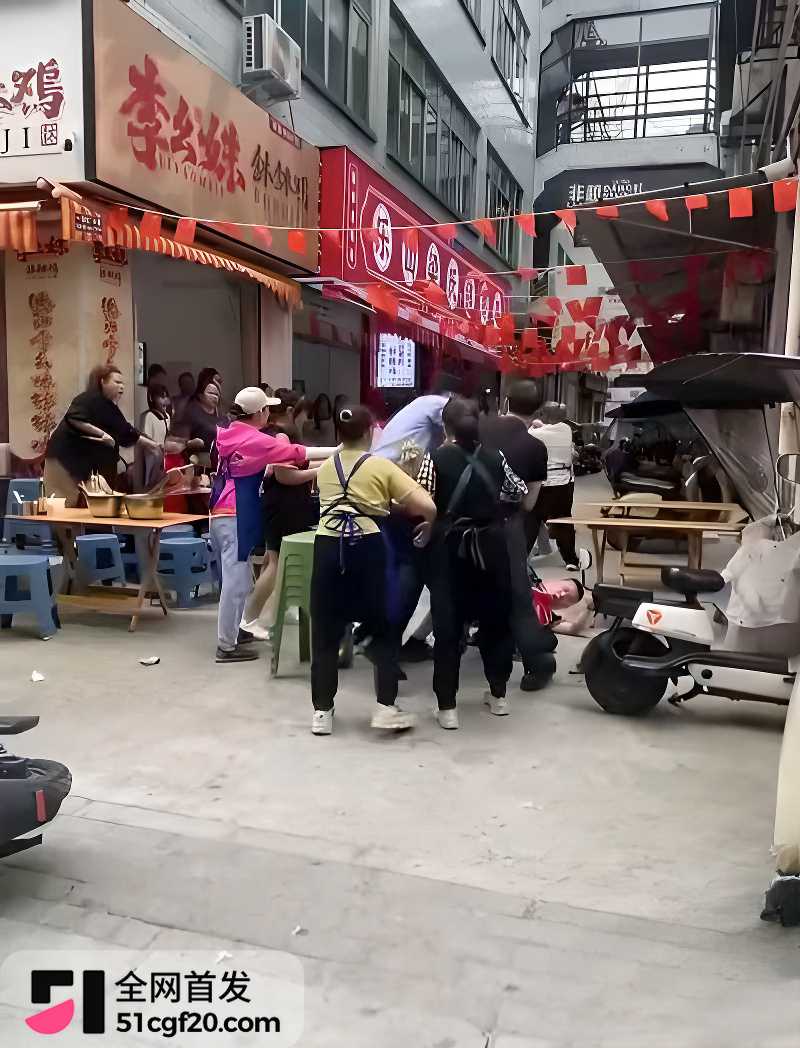 德阳小吃街群架现场曝光 1 德阳小吃街群架现场曝光 1