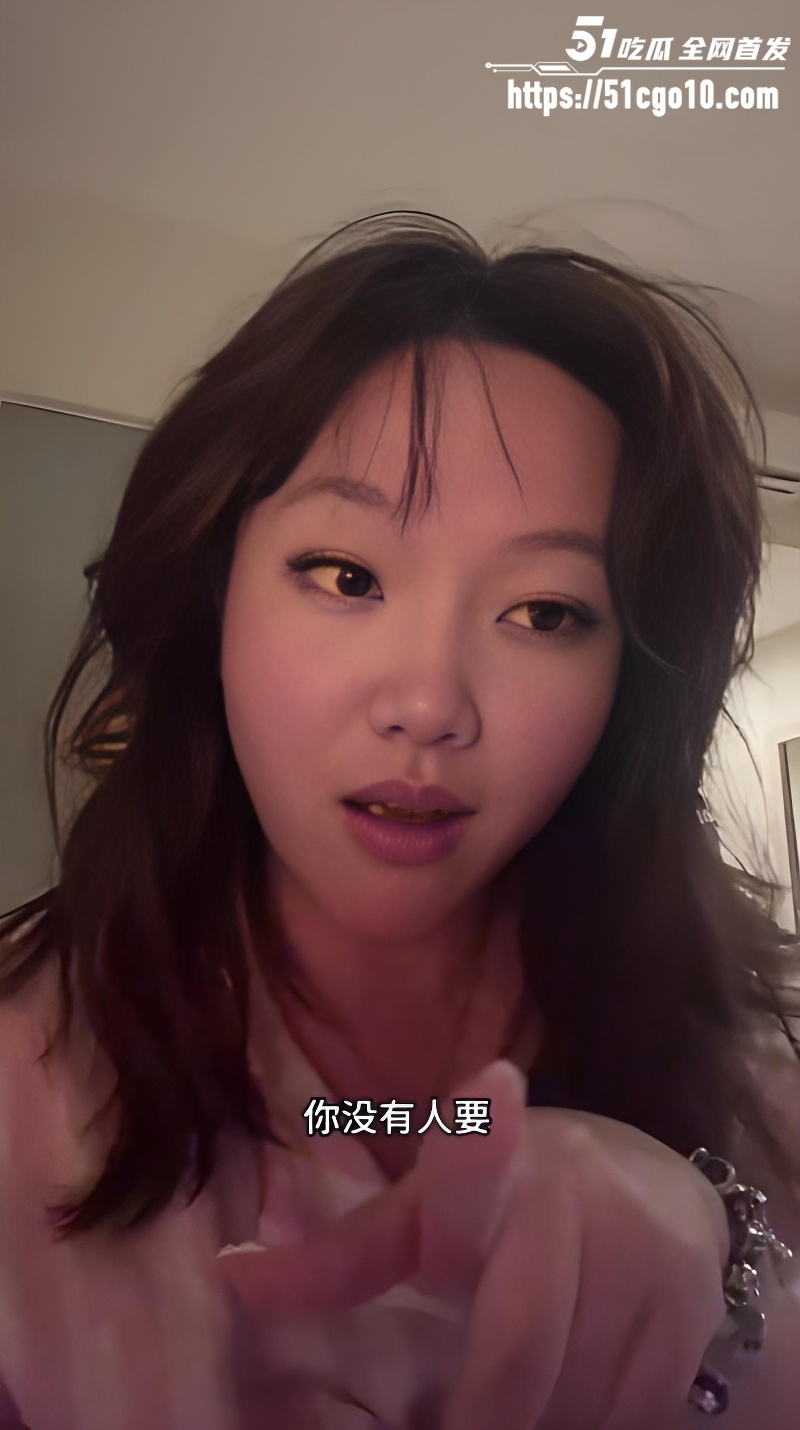 中国妹子被两个意大利帅哥亲吻 4 中国妹子被两个意大利帅哥亲吻 4