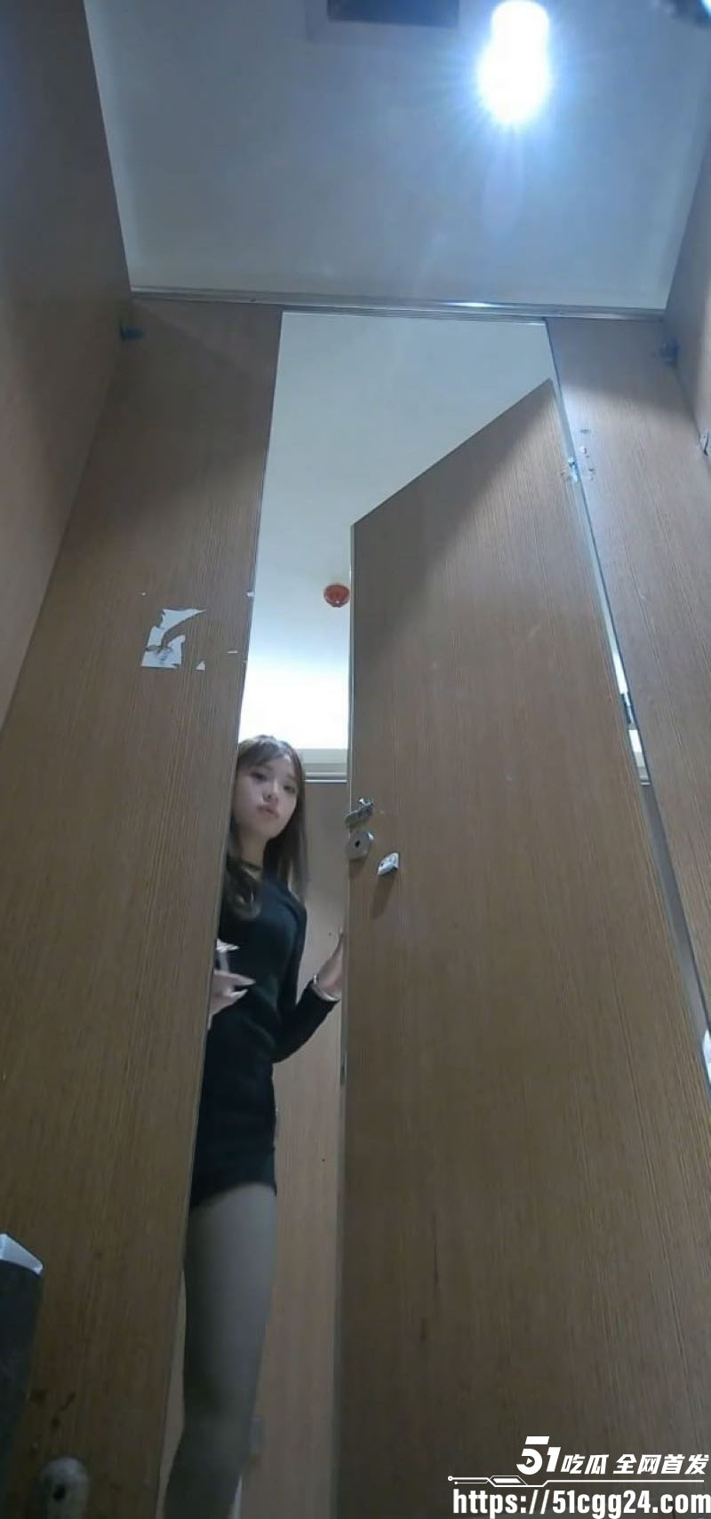 独家偷拍KTV女厕全景 3 独家偷拍KTV女厕全景 3
