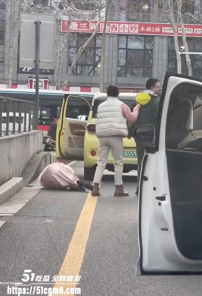 江苏扬州路怒症遇碰瓷姐视频曝光 2 拷贝 江苏扬州路怒症遇碰瓷姐视频曝光 2 拷贝
