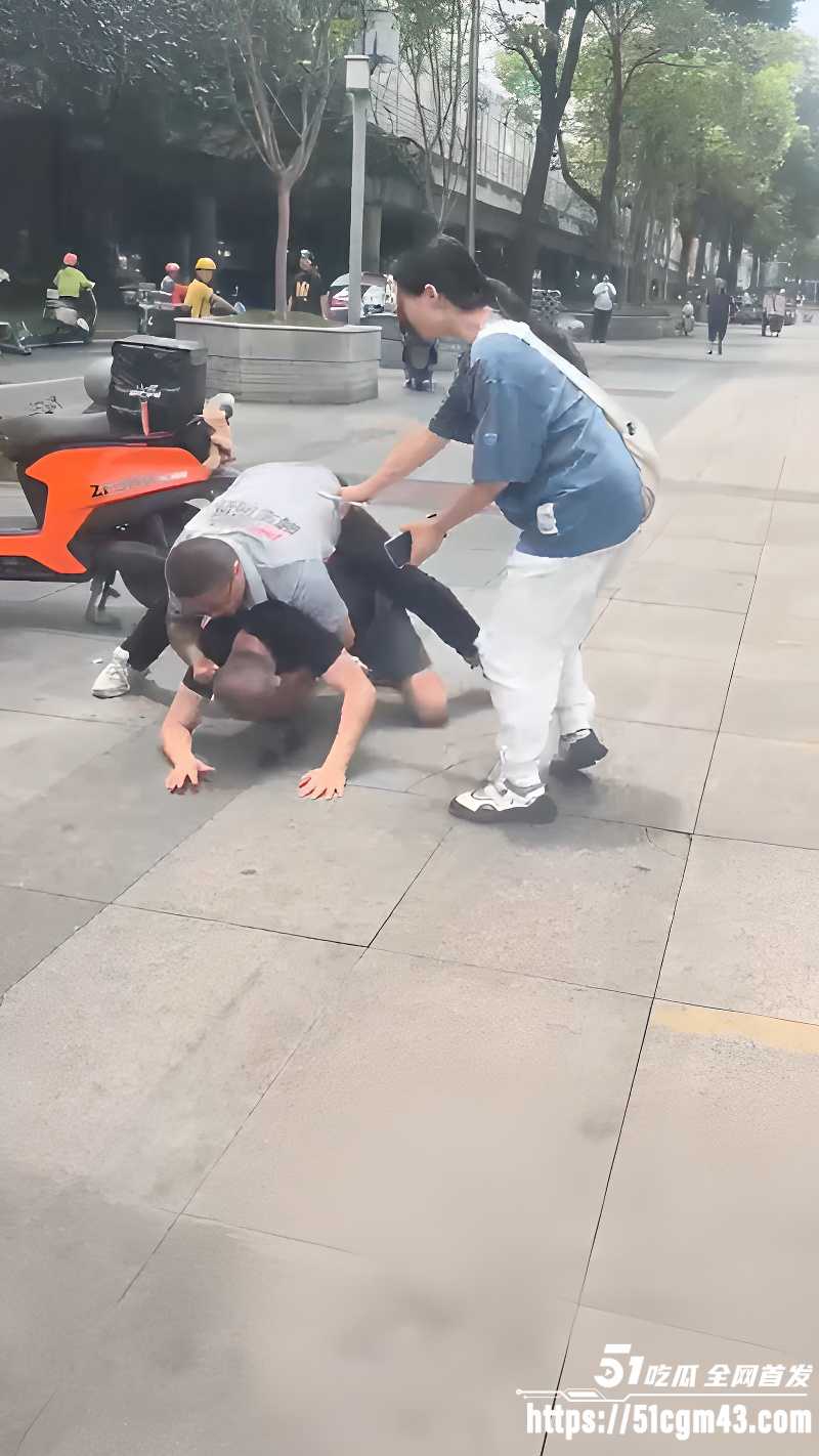 大爷街头怒怼顺丰小哥 遭其反杀锁喉 5 大爷街头怒怼顺丰小哥 遭其反杀锁喉 5