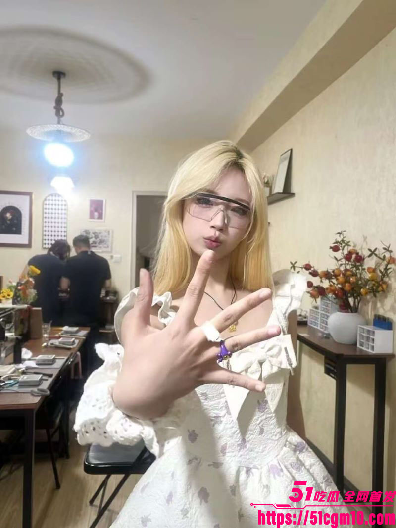 黄毛嫩妹情趣内衣红丝诱惑 1 黄毛嫩妹情趣内衣红丝诱惑 1