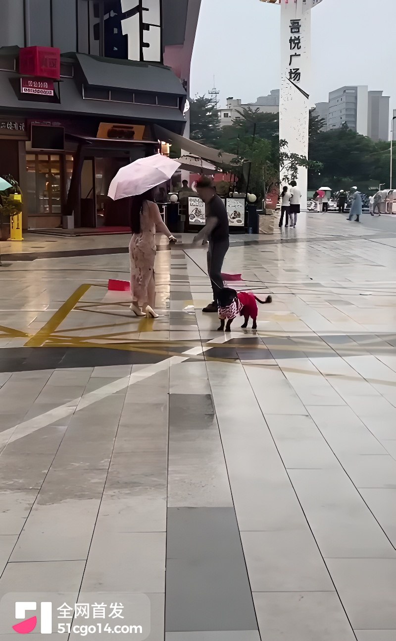 吾悦广场门口夫妻当街爆吵 5 吾悦广场门口夫妻当街爆吵 5