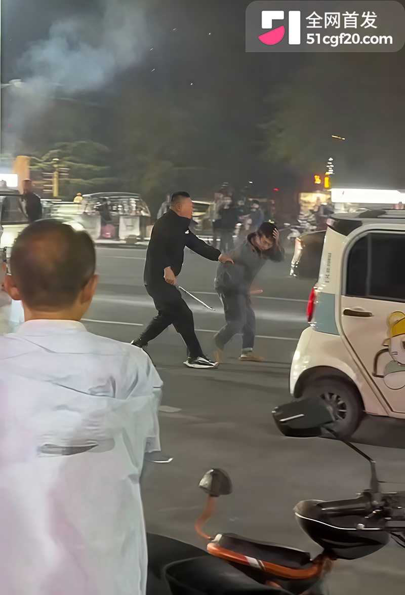 广府街头捉奸暴打小三火烧电动车 1 拷贝 广府街头捉奸暴打小三火烧电动车 1 拷贝