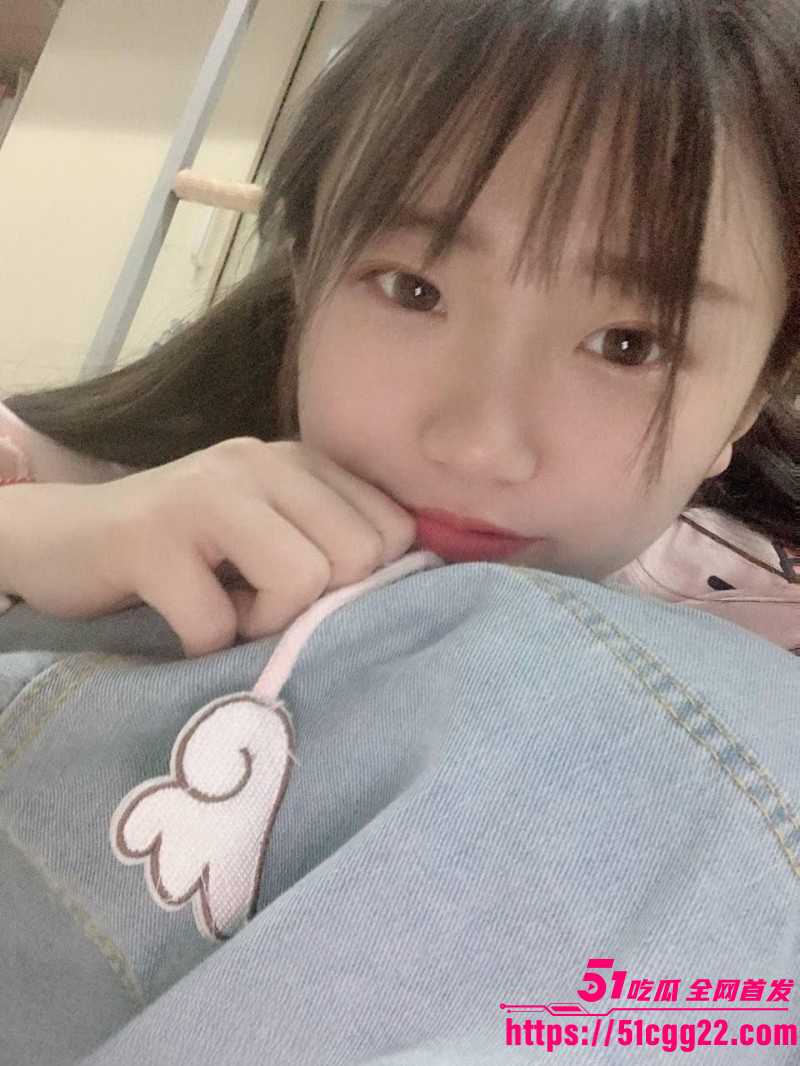 清纯学生妹被绿帽男友诱骗玩3P04 清纯学生妹被绿帽男友诱骗玩3P04