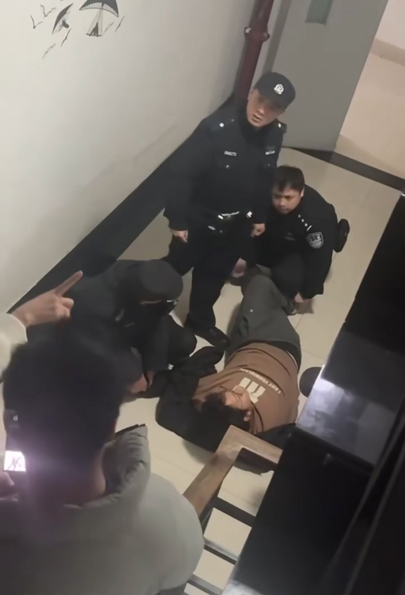大学生熬夜写二次元小说写疯癫被抬走视频2 大学生熬夜写二次元小说写疯癫被抬走视频2