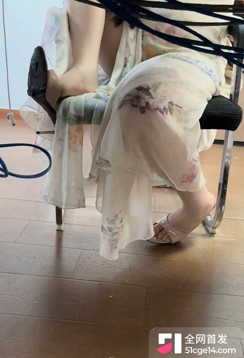 办公桌底偷拍 7 拷贝 办公桌底偷拍 7 拷贝