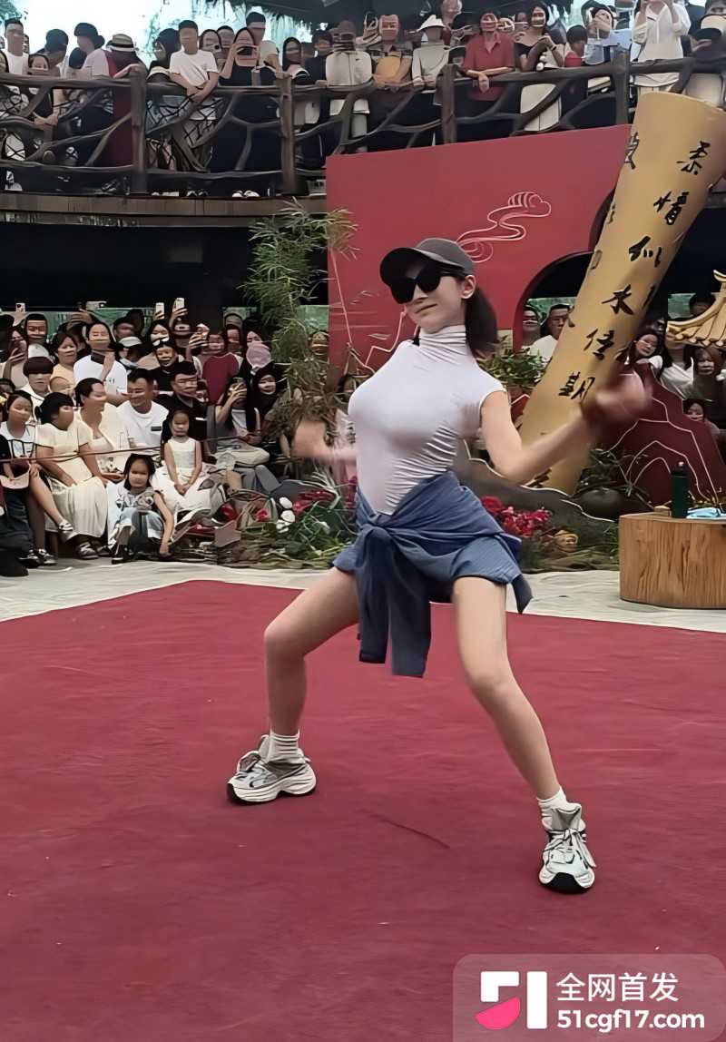 开封万岁山武侠城 黑白条纹女孩下腰视频9