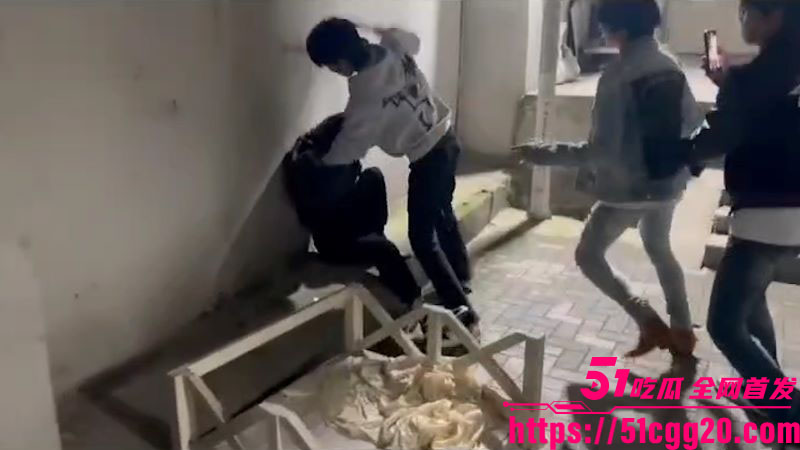 国潮小子被高街帝精神小伙暴打 3 国潮小子被高街帝精神小伙暴打 3