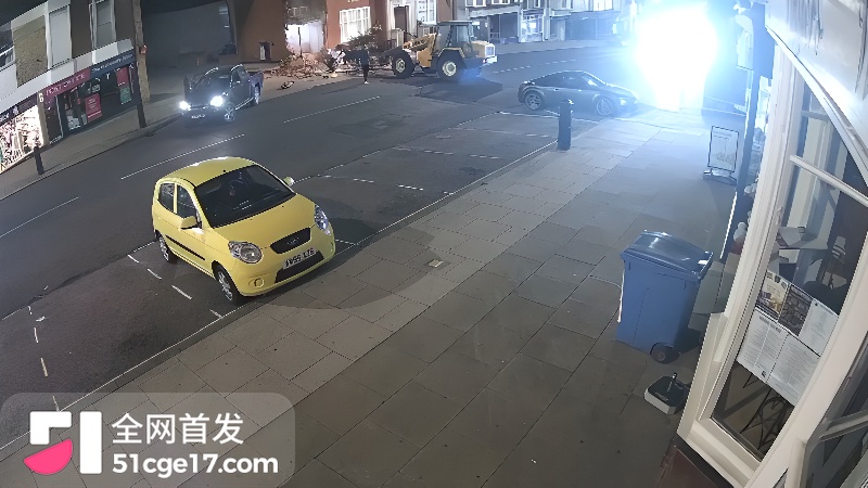 英国惊现暴力抢 ATM 3 英国惊现暴力抢 ATM 3