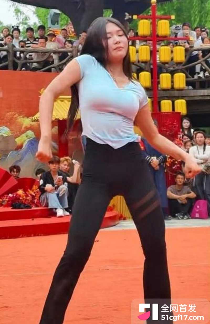 开封万岁山武侠城 黑白条纹女孩下腰视频4