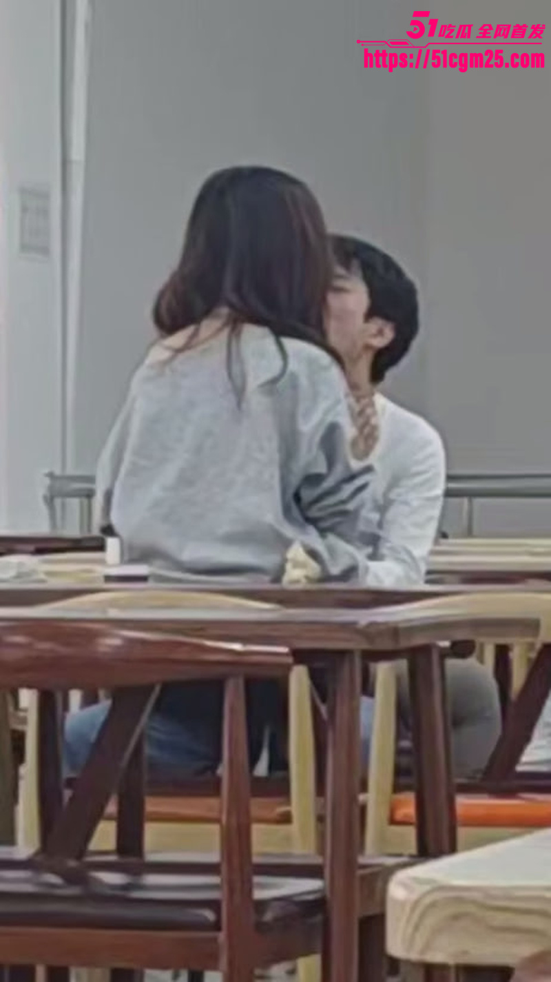 大学生情侣上演食堂激情 3