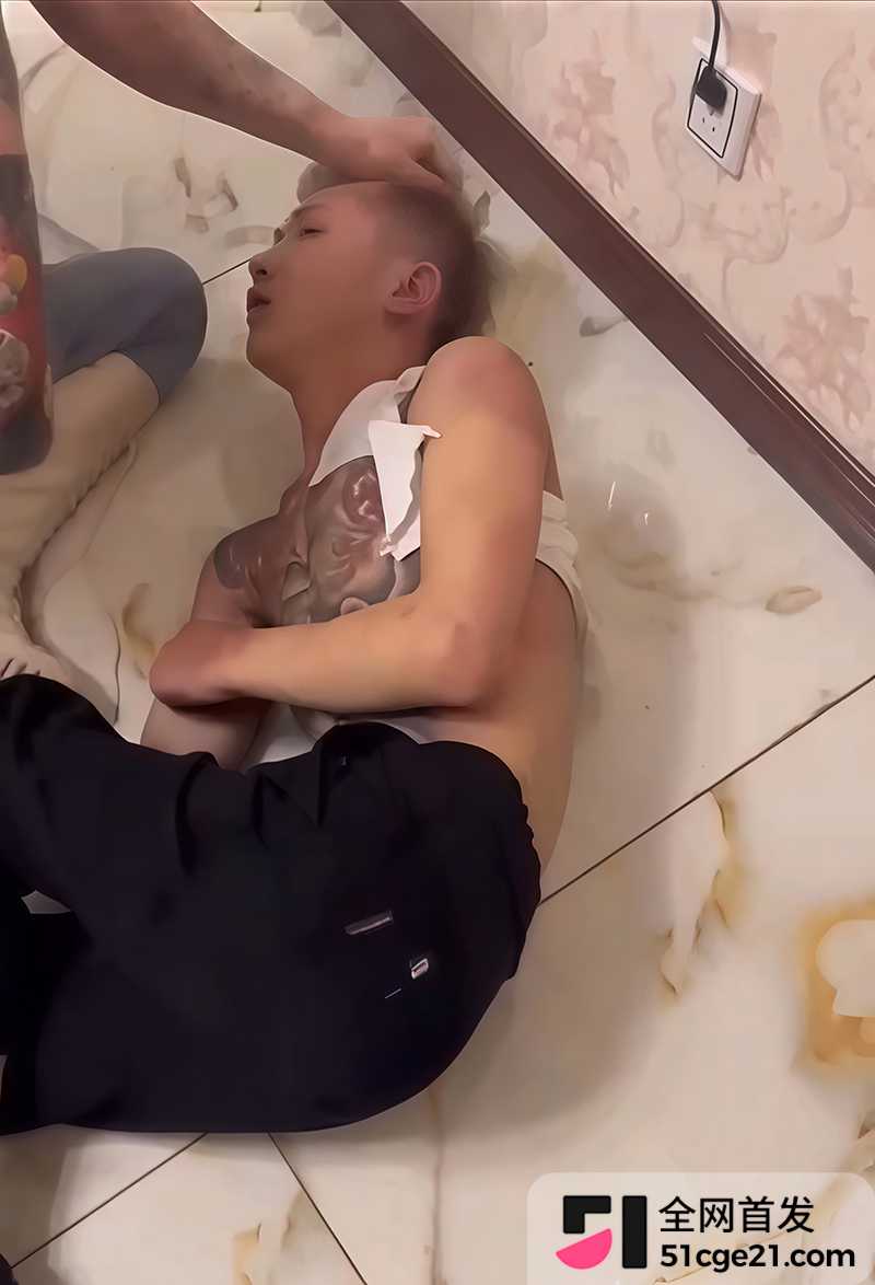 精神小伙被群殴视频爆火 3 拷贝 精神小伙被群殴视频爆火 3 拷贝