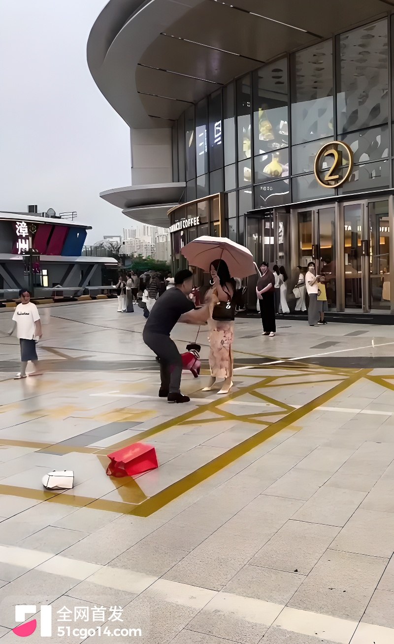 吾悦广场门口夫妻当街爆吵 3 吾悦广场门口夫妻当街爆吵 3