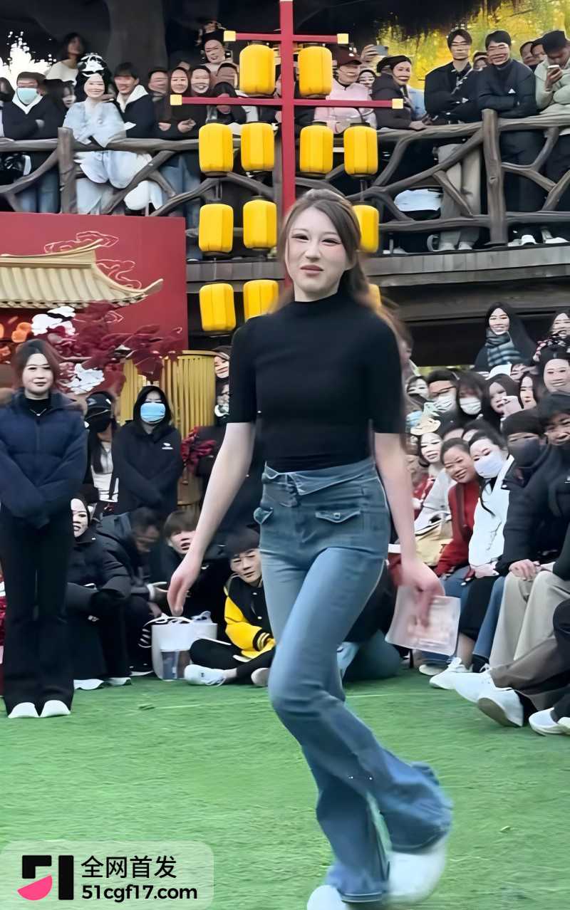 开封万岁山武侠城 黑白条纹女孩下腰视频7