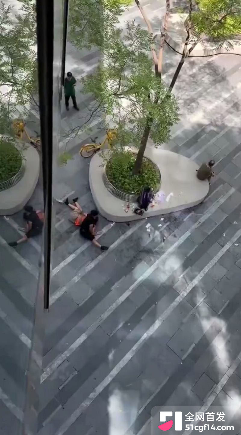 UFC北京分赛站黑衣男打环卫工 1