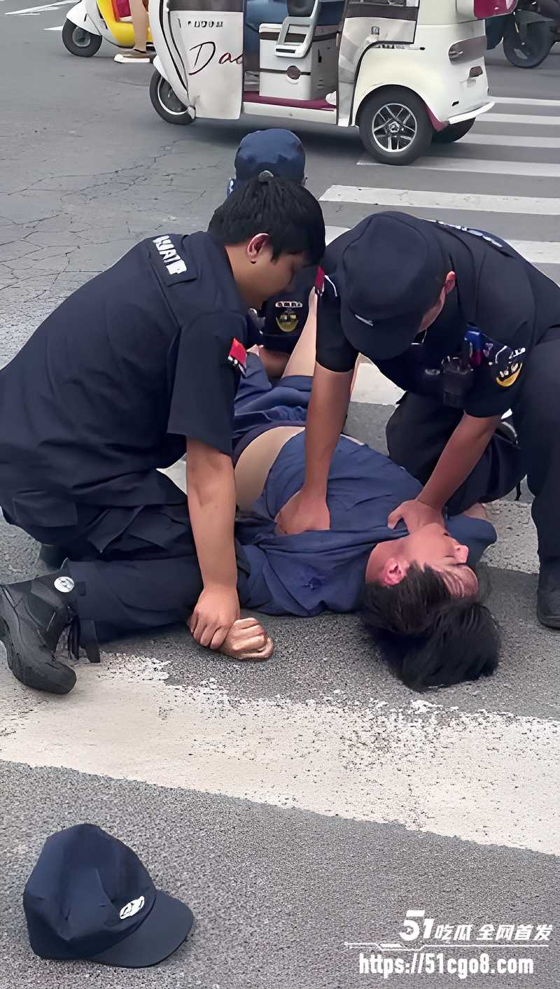 河南郑州男子无故砸车5 河南郑州男子无故砸车5