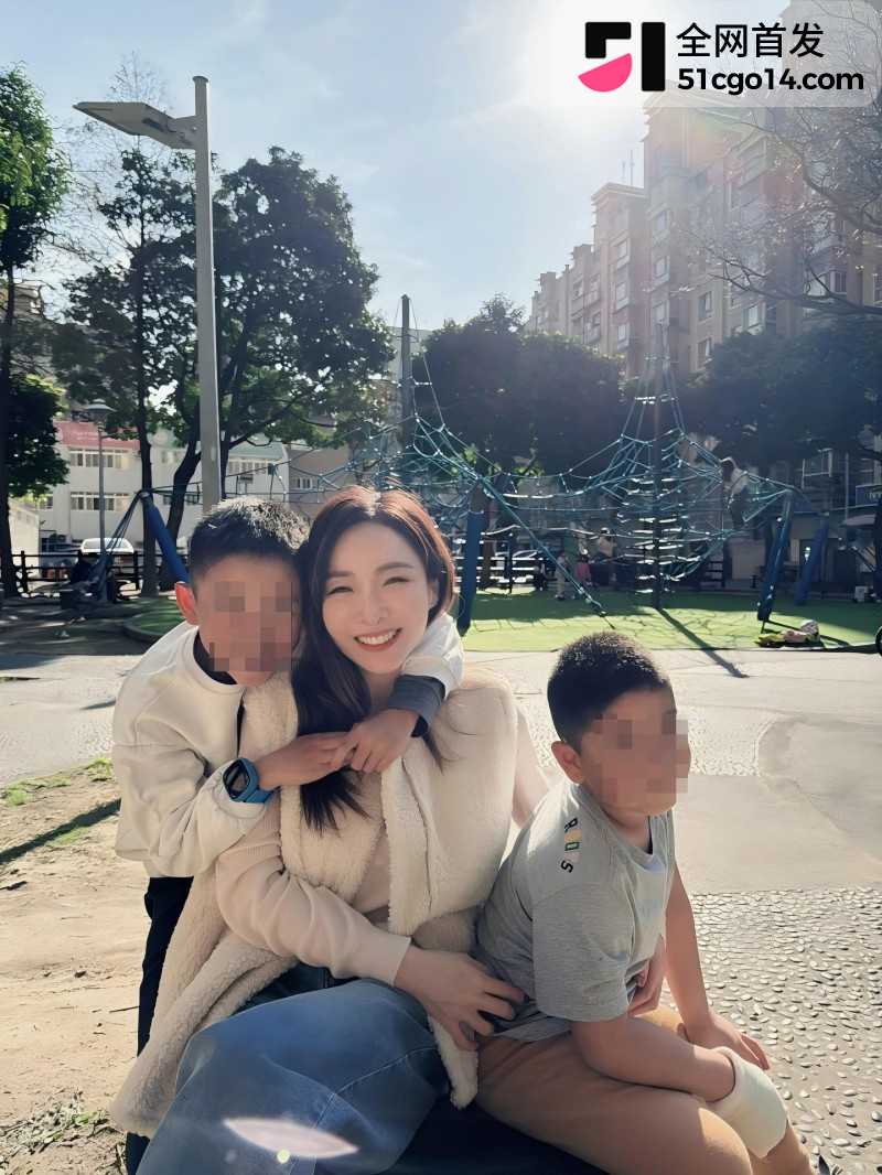 台湾主播 张宇 离婚3年曝出沙发艳照11 台湾主播 张宇 离婚3年曝出沙发艳照11