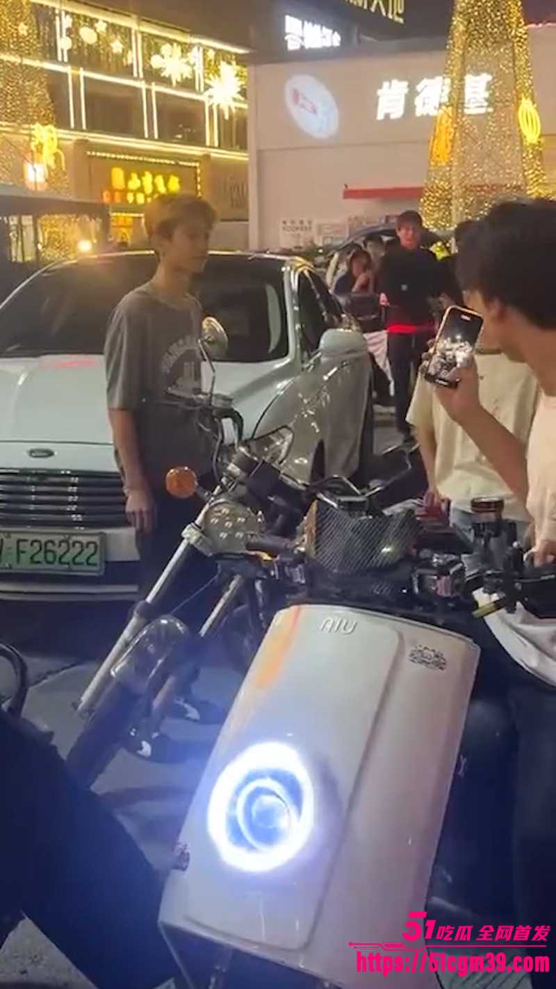 广东潮汕 精神小伙街头纠纷 持刀狂砸摩托车 10 广东潮汕 精神小伙街头纠纷 持刀狂砸摩托车 10