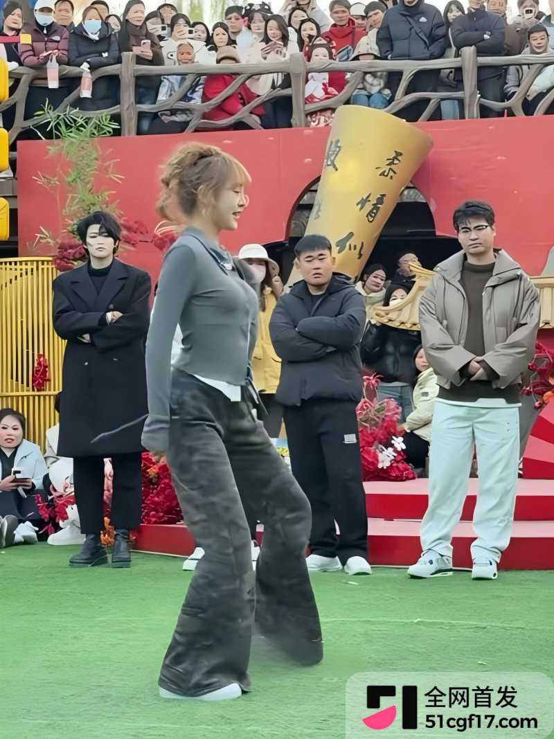 开封万岁山武侠城 黑白条纹女孩下腰视频10