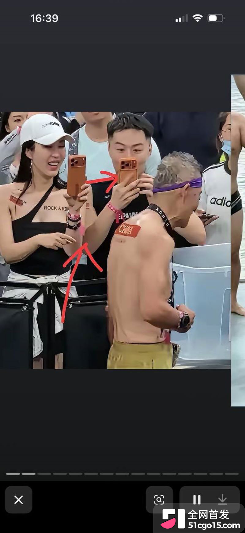 王石妻子田朴珺看台与陌生男戴同款手环 7 王石妻子田朴珺看台与陌生男戴同款手环 7
