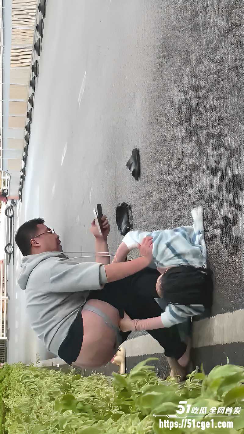 山西太原街头男女互撕 4 山西太原街头男女互撕 4