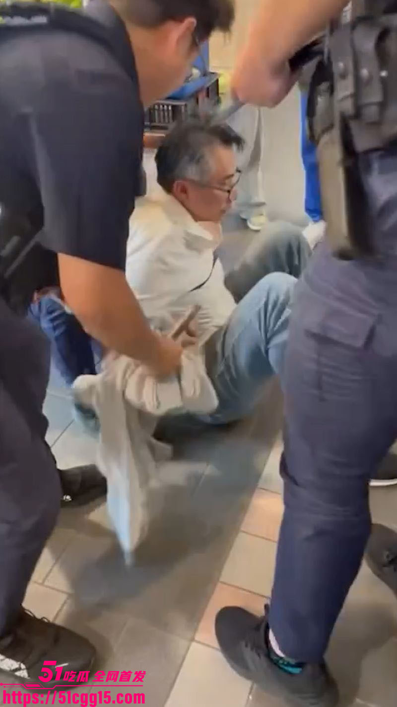 台北捷运27岁通缉犯张文投烟雾弹随机砍人 2 台北捷运27岁通缉犯张文投烟雾弹随机砍人 2