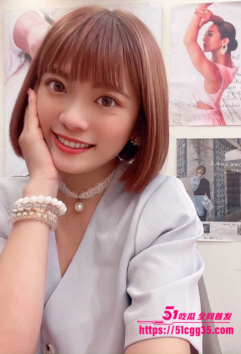 浓眉大眼短发齐刘海反差妹3P性爱视频流出5拷贝 浓眉大眼短发齐刘海反差妹3P性爱视频流出5拷贝