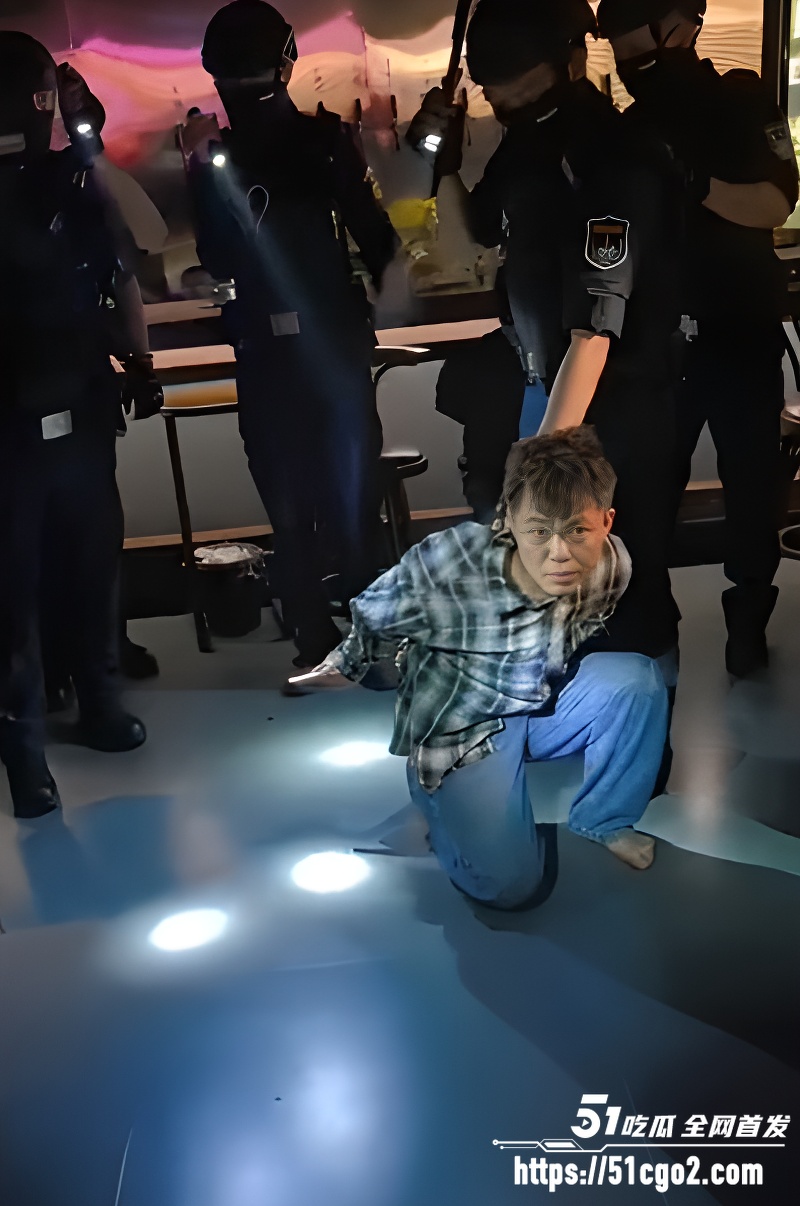精神小伙深夜酒吧袭警 3 精神小伙深夜酒吧袭警 3