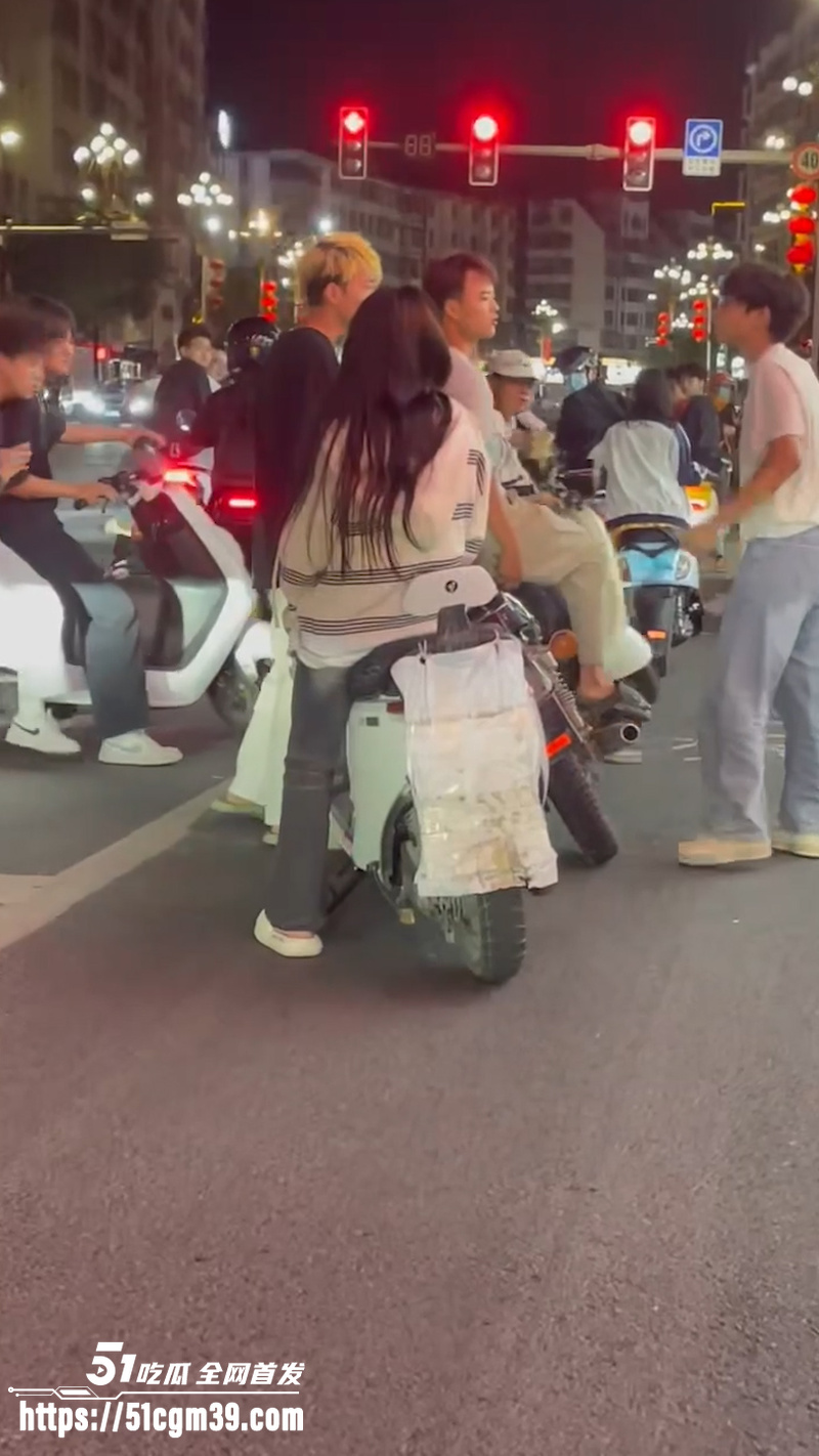 广东潮汕 精神小伙街头纠纷 持刀狂砸摩托车 7 广东潮汕 精神小伙街头纠纷 持刀狂砸摩托车 7