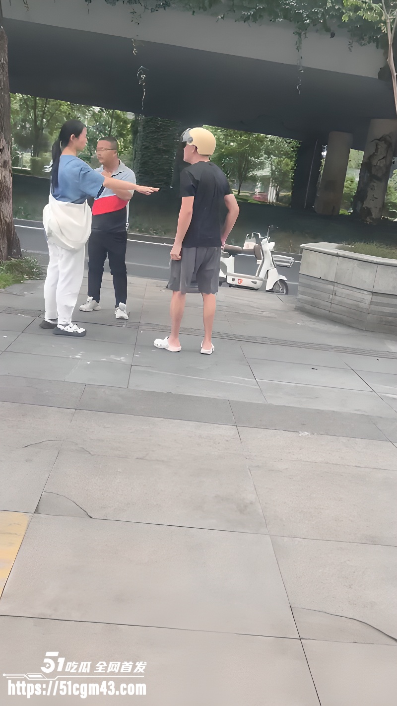 大爷街头怒怼顺丰小哥 遭其反杀锁喉 2 大爷街头怒怼顺丰小哥 遭其反杀锁喉 2
