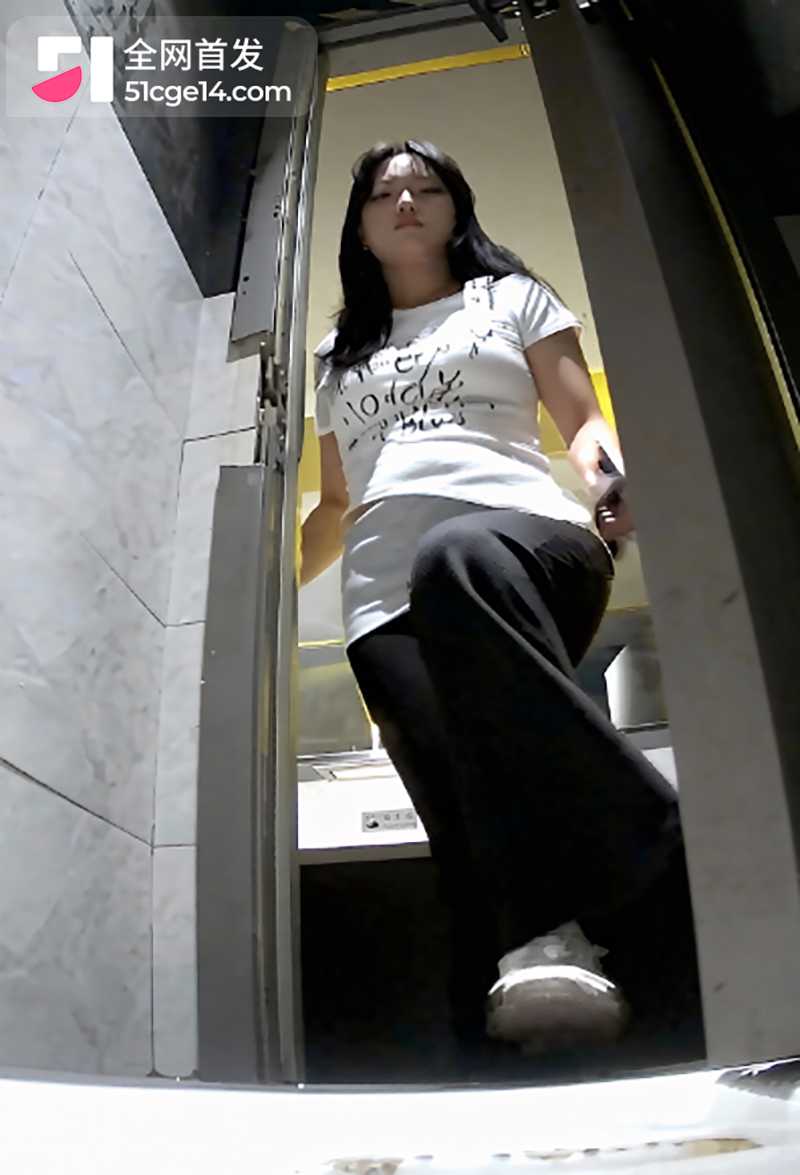高质量酒吧女厕偷拍 3 拷贝 高质量酒吧女厕偷拍 3 拷贝