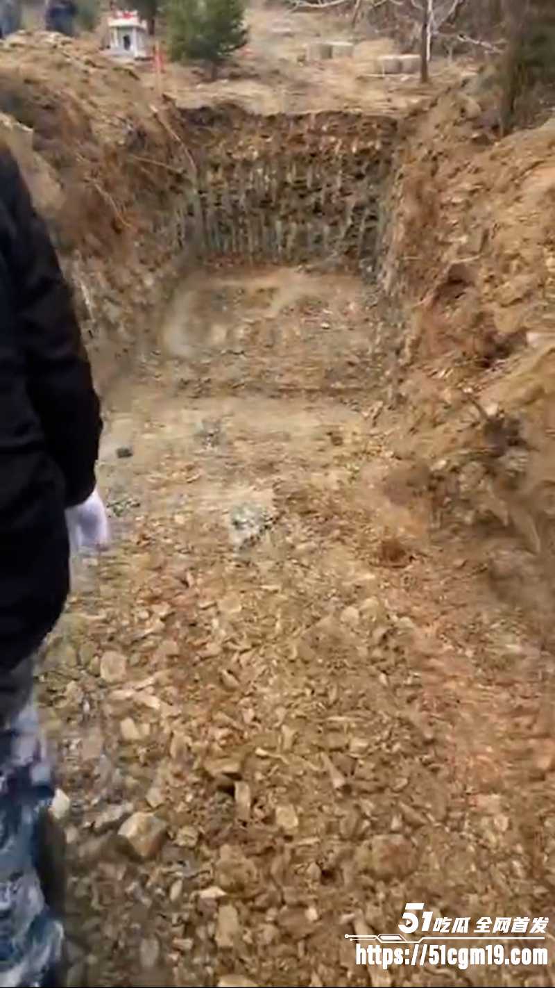 东北大哥 离世百万奔驰随葬入土5