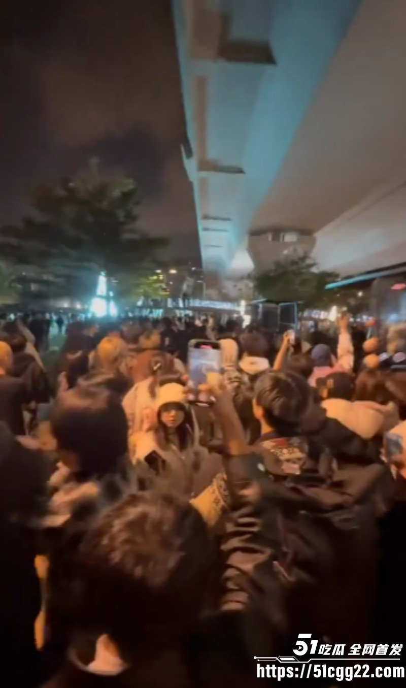 香港地铁口精神小妹霸凌事件03 香港地铁口精神小妹霸凌事件03