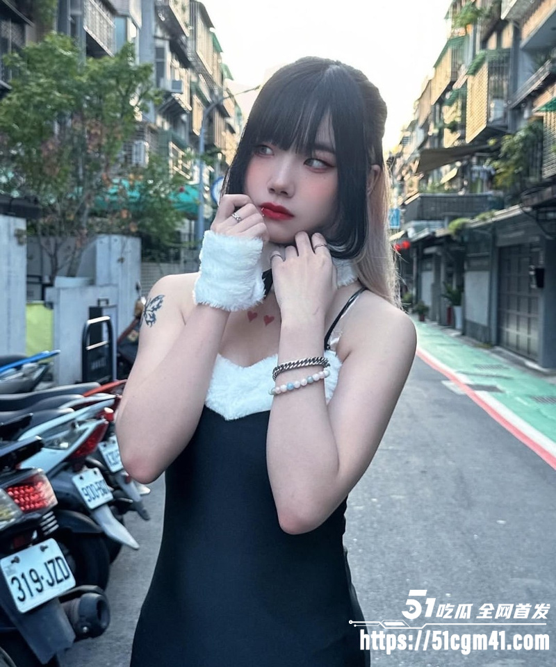 05年女大 草莓小宝 为两万片酬下海拍片 4 05年女大 草莓小宝 为两万片酬下海拍片 4